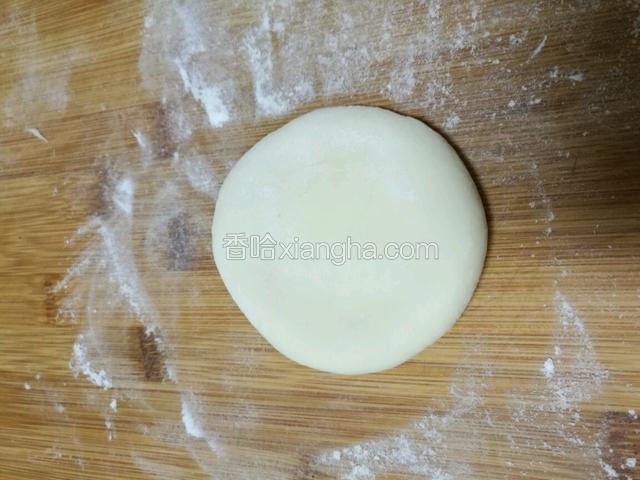 用手压平，开始擀面团