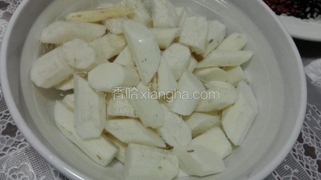 山药带上一次性手套去皮切块，放入水里，水里放几滴白醋防止变黑！