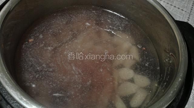 水倒入锅的三分之二！
