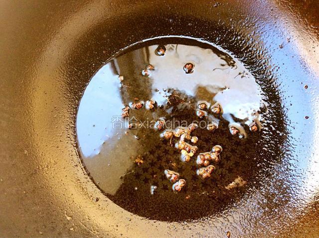 锅内倒油烧热加适量的花椒粒，炸出香味捞出丢掉。