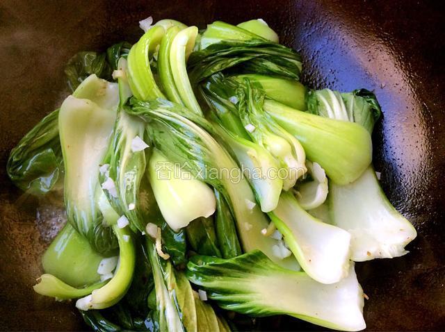 放入油菜按自己的口味加入适量的盐和鸡精，大火翻炒至熟入味。