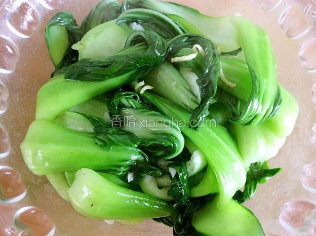 炒好的油菜倒入碗中