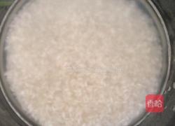 玉米皮蛋粥的做法图解1