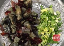 玉米皮蛋粥的做法图解2