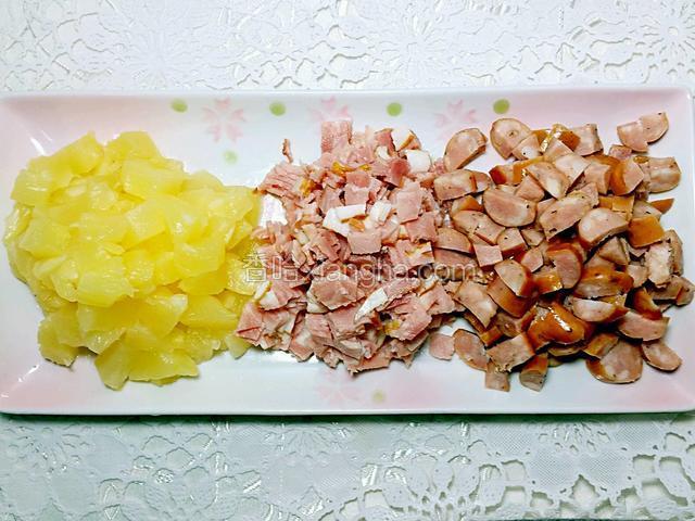 菠蘿擠出水份切成小丁，煙肉片和黑椒腸分別切成小丁
