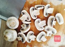 青椒炒蘑菇的做法图解2