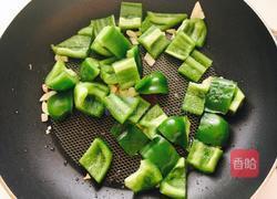 青椒炒蘑菇的做法图解4