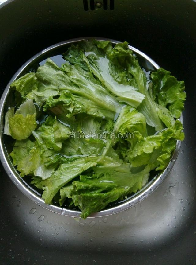生菜水中浸泡洗净。