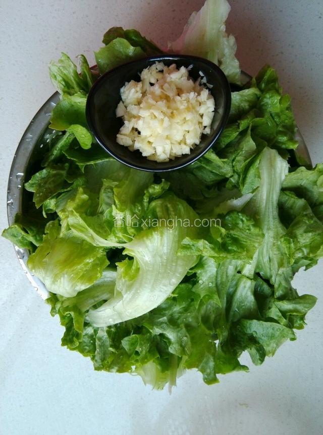 生菜洗净控水，蒜垛成沫。