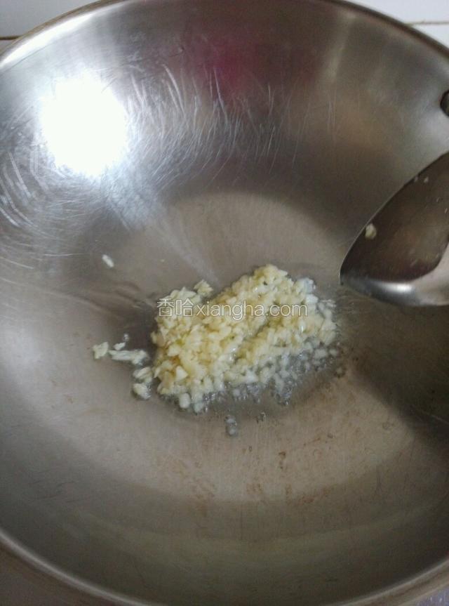 锅中倒入适量的油，把蒜爆香。