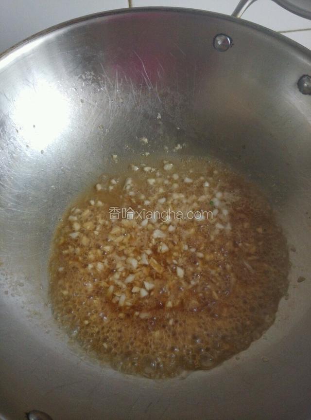 倒入调好的汁水，大火烧开。