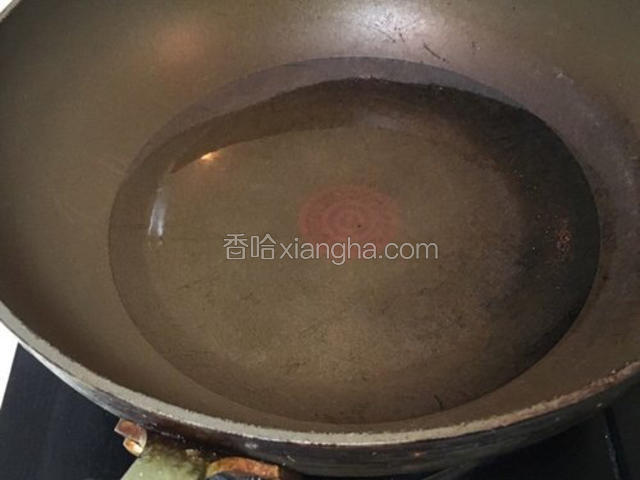 锅烧热后倒入适量的油