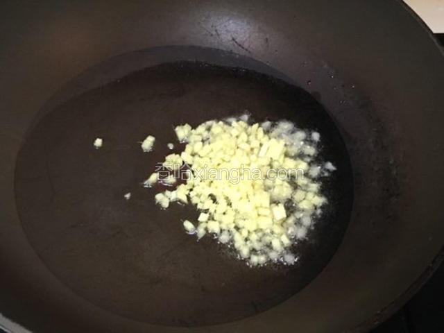 油烧至六成热时倒入姜丁搅拌均匀过热爆香