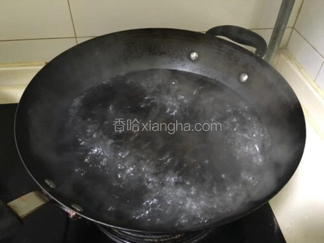 新锅内放入大量清水烧开，水多是将面条里面的盐份可以减淡