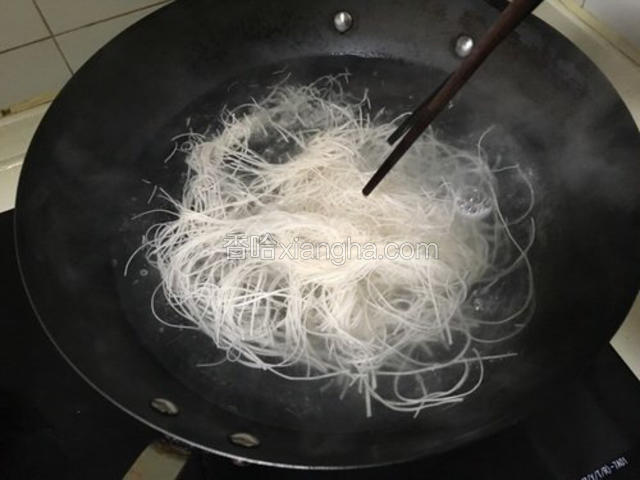 用筷子将面条拨开，能快速渗透受热