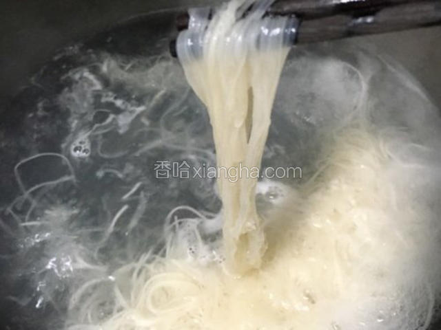 煮至三分钟左右，面条呈透明状看不到白芯就可以出锅了