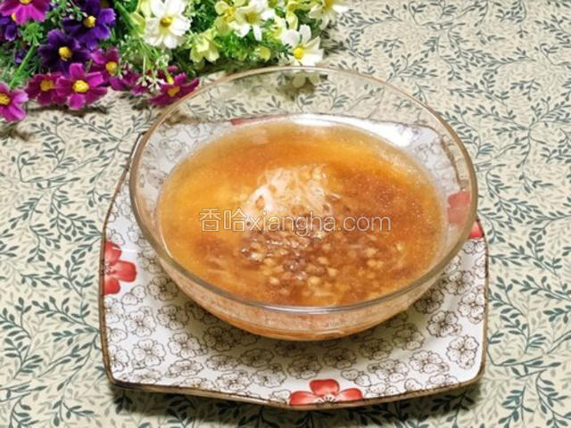 倒入备用的姜酒，一碗香喷喷的姜酒长寿面可以食用了