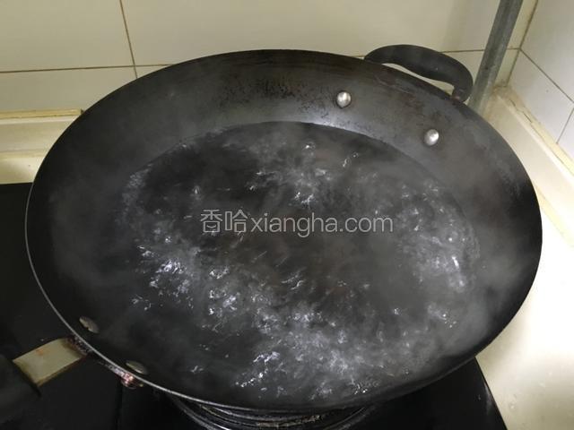 锅内加入大量清水烧开，水多是为了让面条里的盐份减少，保持清淡无味