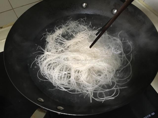 用筷子搅散面团，让面快速受热