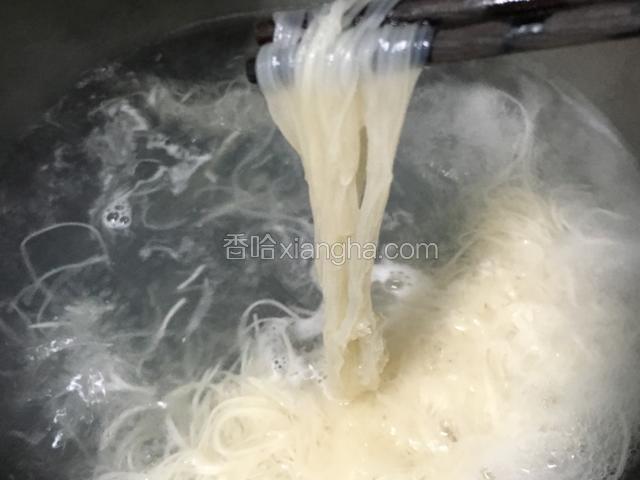 大火三分钟就可以，最直观的是看面条透明没有白芯就证明已经熟透