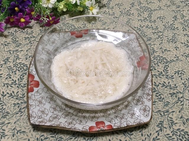 将面条夹出装盘备用，加入新的开水