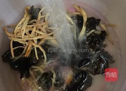 木耳炒火腿的做法图解1