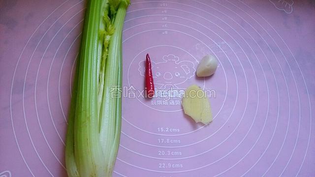 西芹一棵。姜两片、蒜头一瓣、小米椒一个都洗净。