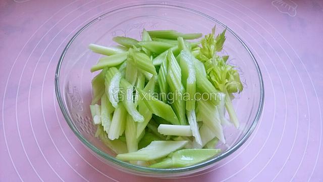 西芹去根部，洗净，切成菱形备用。