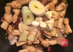 卤香猪蹄炖腐竹的做法图解3