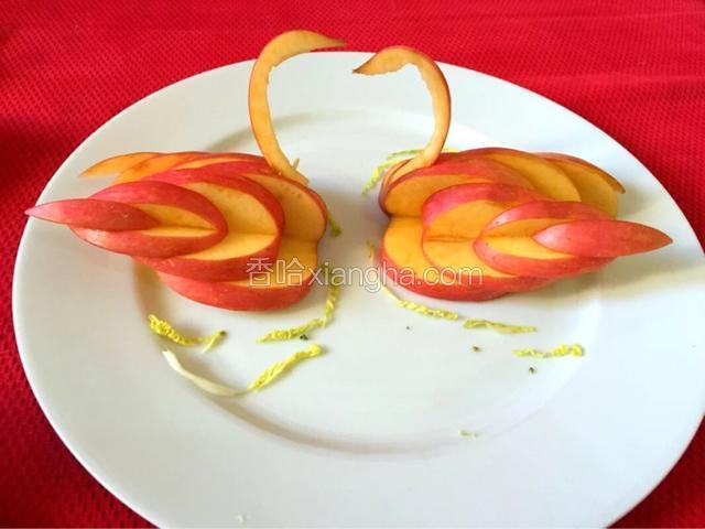 组装，高贵，纯洁，美丽的天鹅就做好了，用白菜叶子剪成小细条做出水波纹