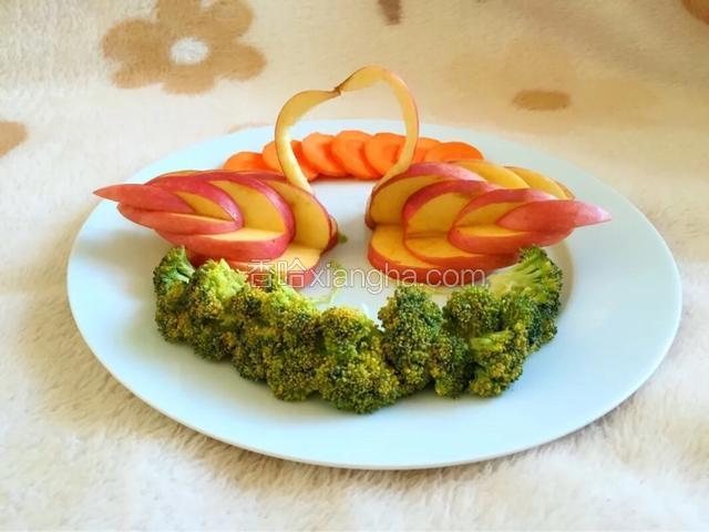 用西兰花装饰水草，胡萝卜装饰野花，活生生的天鹅如此美丽脱俗还带着浓浓的果香，愿他们幸福的生活在一起。