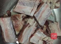 排骨炖豆角的做法图解1