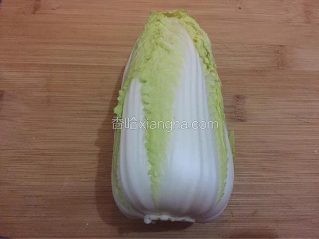 娃娃菜洗净，稍微修理一下根部，注意不要切散了，将娃娃菜分成六等份备用