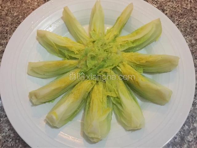锅中加入适量水，加入油和盐水热把白菜放入焯熟，时间不宜太长。粉丝同样焯熟，过冷水避免粘成一坨备用焯好的娃娃菜摆在盘子中，可以发挥个人创造力随意摆