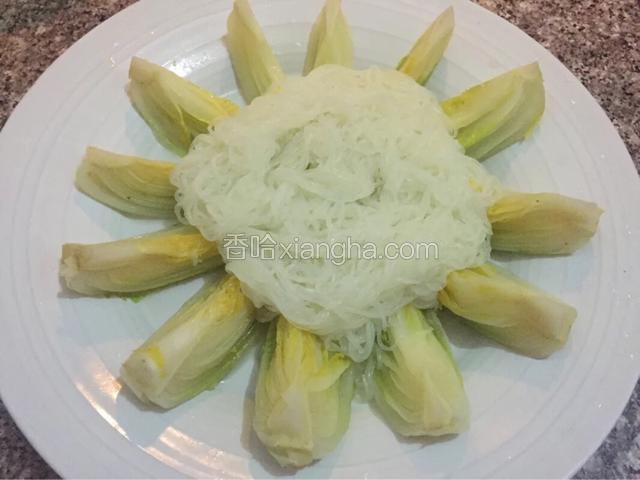 将焯熟的粉丝放在娃娃菜上（最好是用厨房剪刀剪一下吃起来更方便，不要剪的太碎哦）