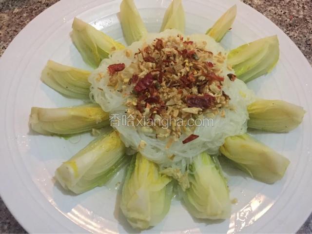 将蒜末洒在粉丝上，干辣椒剪碎同样洒在蒜末上