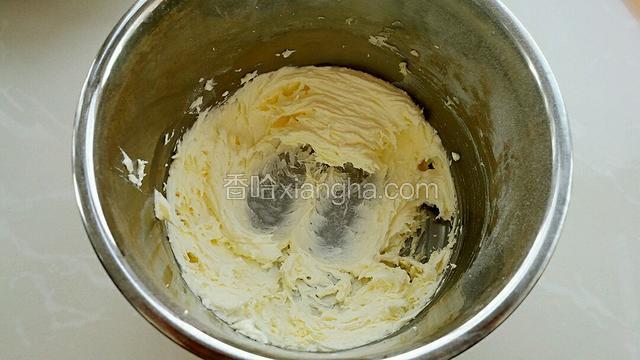 黄油提前软化和糖粉混合，用打蛋器打发到颜色稍微变浅，体积蓬松的状态。