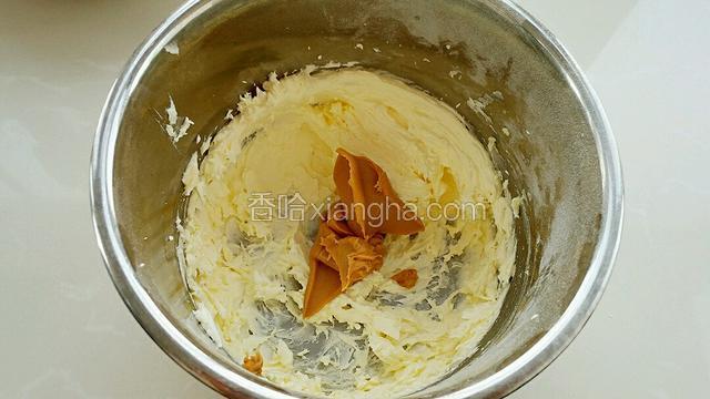 在黄油里加入花生酱。