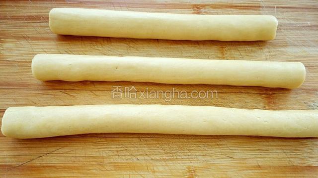 把面团用手搓成直径约2厘米的长条，放进冰箱冷冻室冷冻一个半小时以上，直到长条变得坚硬。（因为是给孩子吃，所以我把饼干做的小一些，也可以把长条搓的粗一些，这样饼干就会大。）
