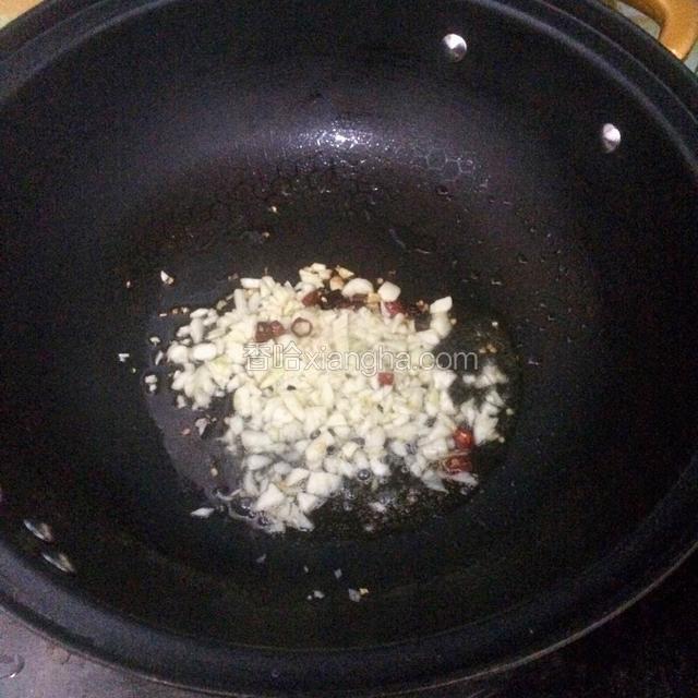 锅里加少许油烧热放入蒜和辣椒碎炒香。