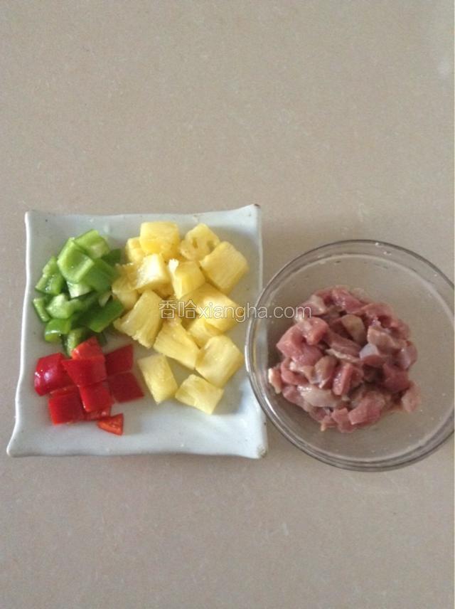 把猪肉切小块，加入盐和料酒腌制十分钟，青红椒和菠萝也切成小块。