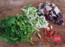 大蒜炒腊肉的做法图解2