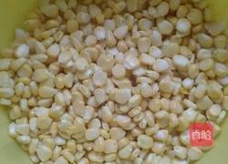 小炒玉米胡萝卜的做法图解1