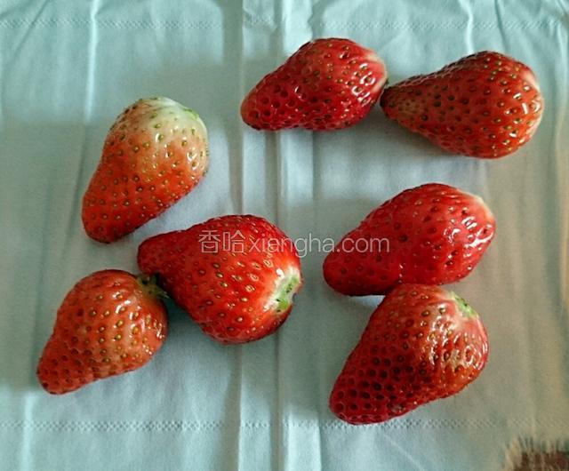 草莓洗干净 去柄 用纸巾擦干净