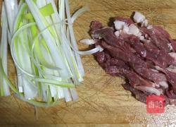 葱香肉丝春卷的做法图解1