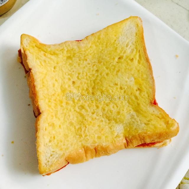 铺上第二片吐司。