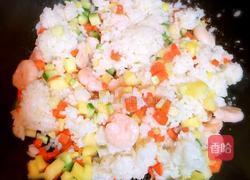 菠萝虾仁炒饭的做法图解4