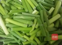 蒜薹炒肉的做法图解1