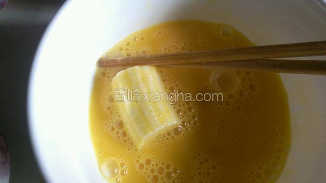 鸡蛋搅成蛋液，放香蕉滚几圈