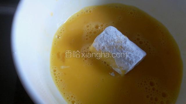 放鸡蛋液里滚几下